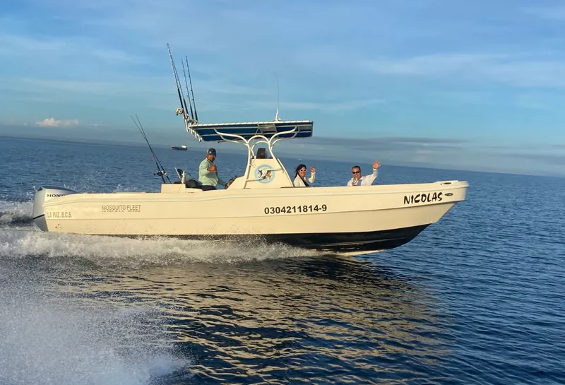 Bateau de plaisance navigue sur une mer bleue avec des passagers souriants