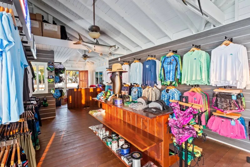 Boutique de plongée avec vêtements, accessoires et équipement exposé