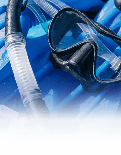 Masque de plongée et détendeur sur fond bleu flou