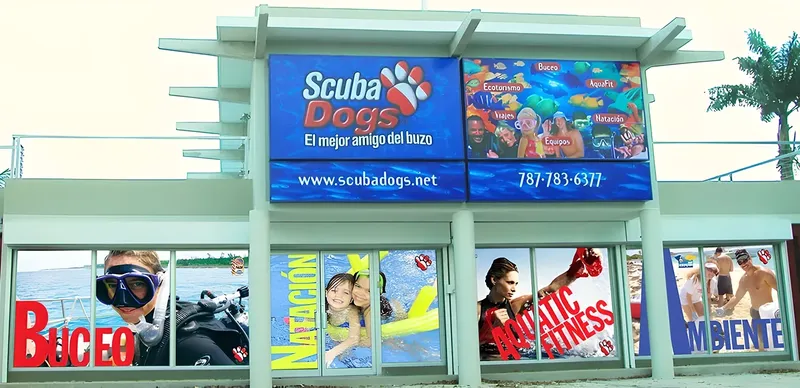 Façade d'un centre de plongée avec publicités et informations de contact