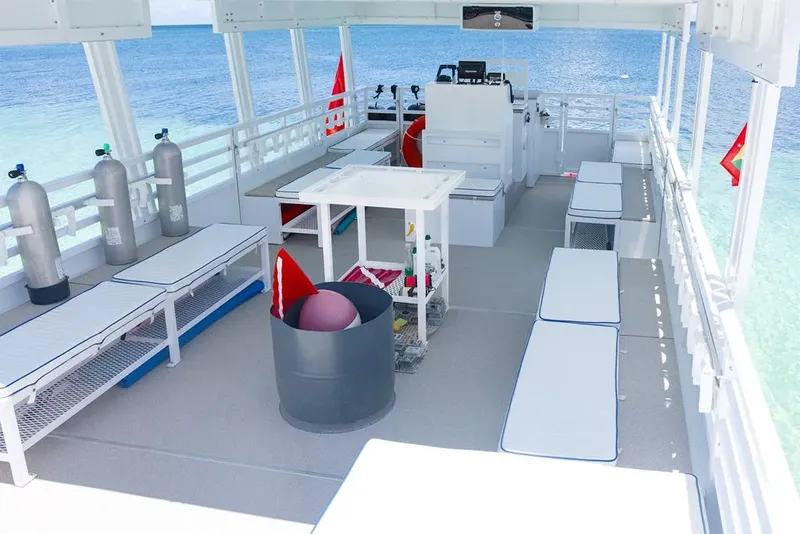 Espace de préparation sur un bateau de plongée avec bouteilles et équipements
