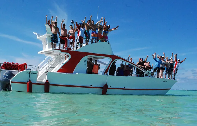 Groupe de personnes joyeuses sur un bateau de plaisance en mer