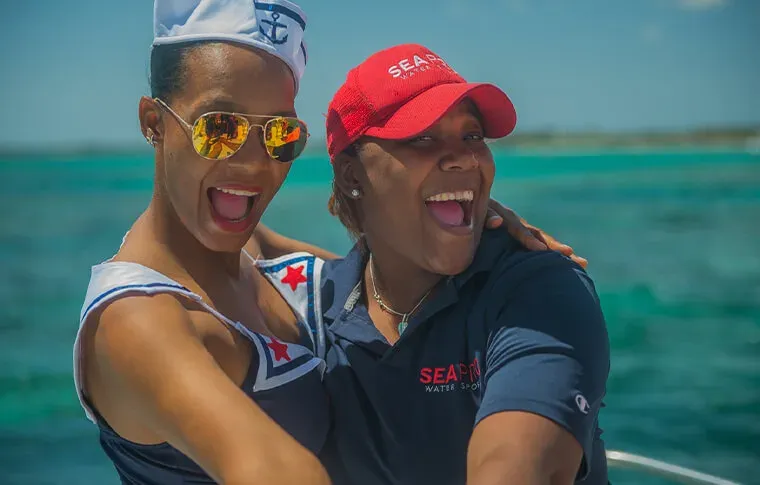 deux femmes souriantes sur un bateau en mer