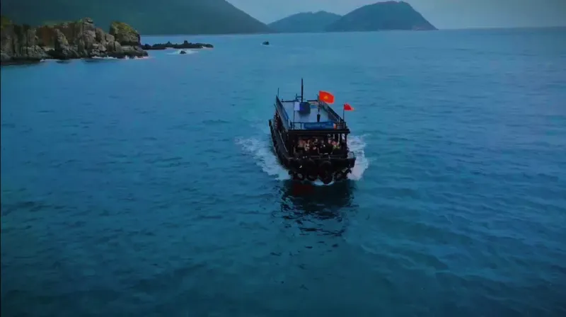 Un bateau transporte des passagers sur une mer calme et bleue