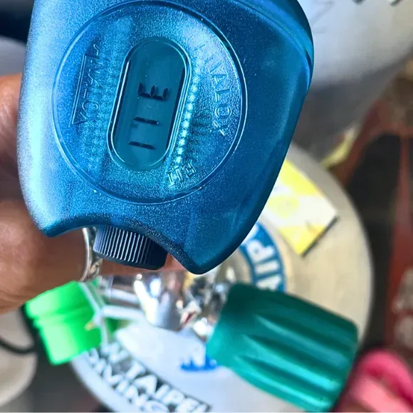 analyseur de pression bleu sur une bouteille de plongée