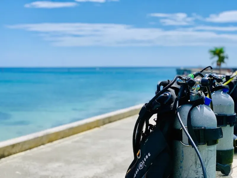 Equipement de plongée près d'un quai avec mer turquoise et ciel bleu