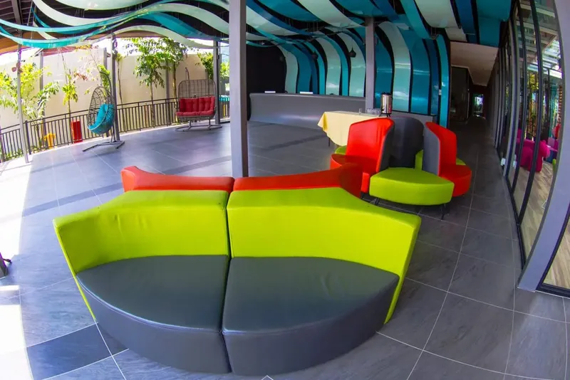 Espace détente intérieur coloré avec canapés, tables et décoration moderne