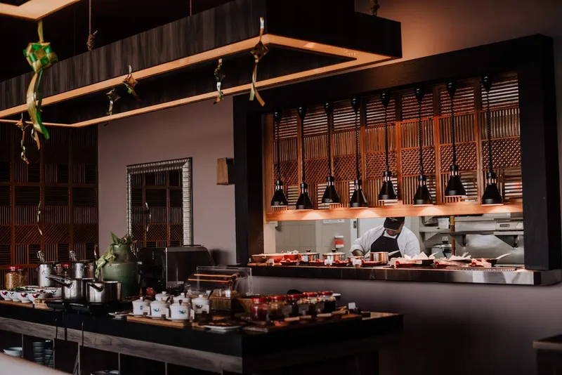 Cuisine professionnelle avec un chef préparant des plats et des ingrédients