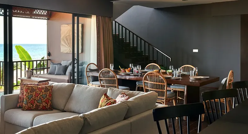 Intérieur moderne avec canapé, table à manger et vue sur mer