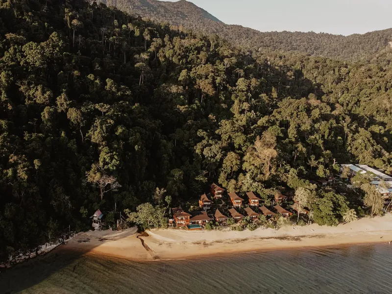 Vue aérienne d'un complexe hôtelier sur une plage tropicale isolée