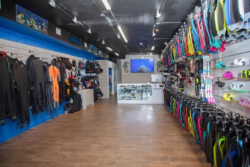 Intérieur d'un centre de plongée avec équipement et comptoir d'accueil