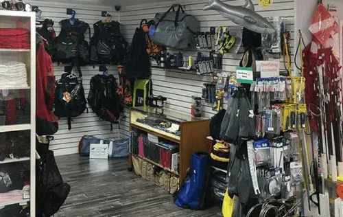 Boutique de plongée avec équipements, gilets, détendeurs et accessoires divers