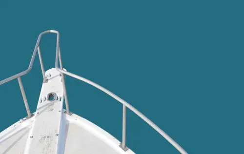 Vue rapprochée de la proue d'un bateau blanc sur fond bleu clair