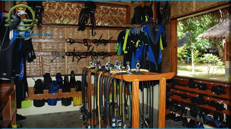Equipement de plongée complet suspendu dans un local de centre de plongée