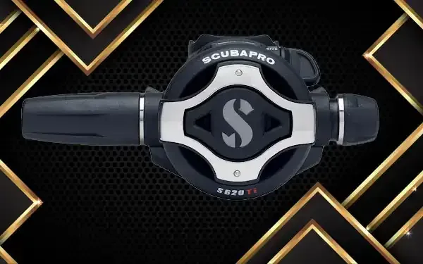 Detendeur de plongée Scubapro S620TI noir et argent sur fond sombre