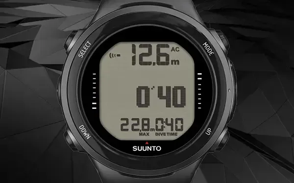 Ordinateur de plongée Suunto affichant profondeur, temps et données de plongée