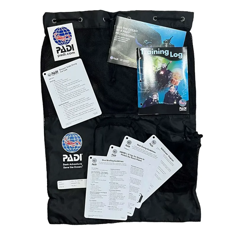 Documents PADI, manuels de plongée et carnet de formation dans un sac