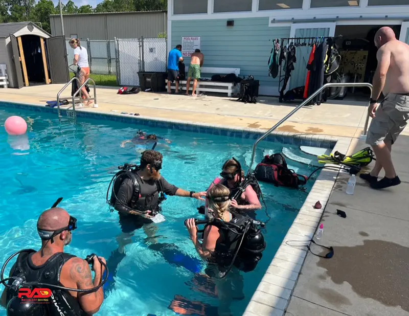 Formation plongée en piscine avec instructeur et équipement complet
