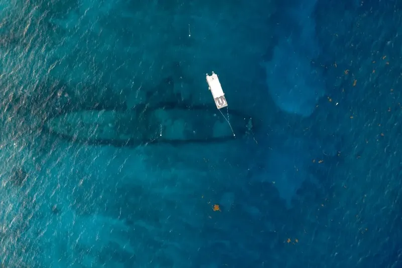 Vue aérienne d'un bateau de plongée au-dessus d'une épave sous-marine
