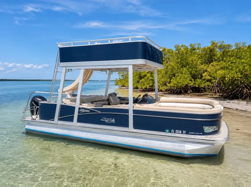Bateau bleu et beige échoué sur une plage de sable clair