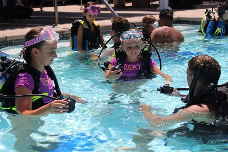 groupe de personnes avec équipement de plongée dans une piscine