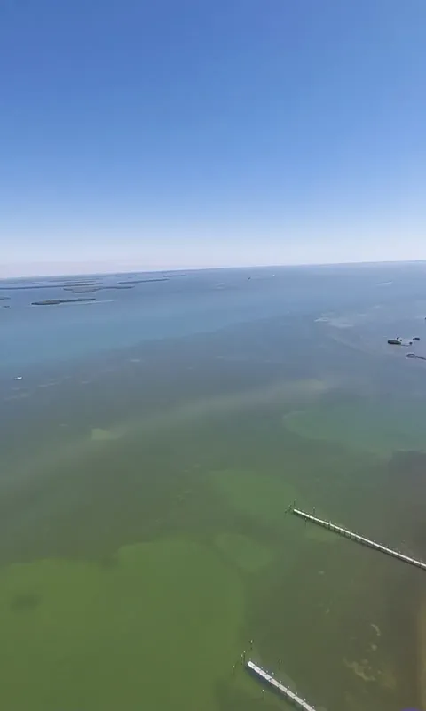 Vue aérienne d'une étendue d'eau avec des pontons et un ciel bleu