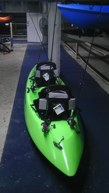 kayak vert à deux places stocké dans un local