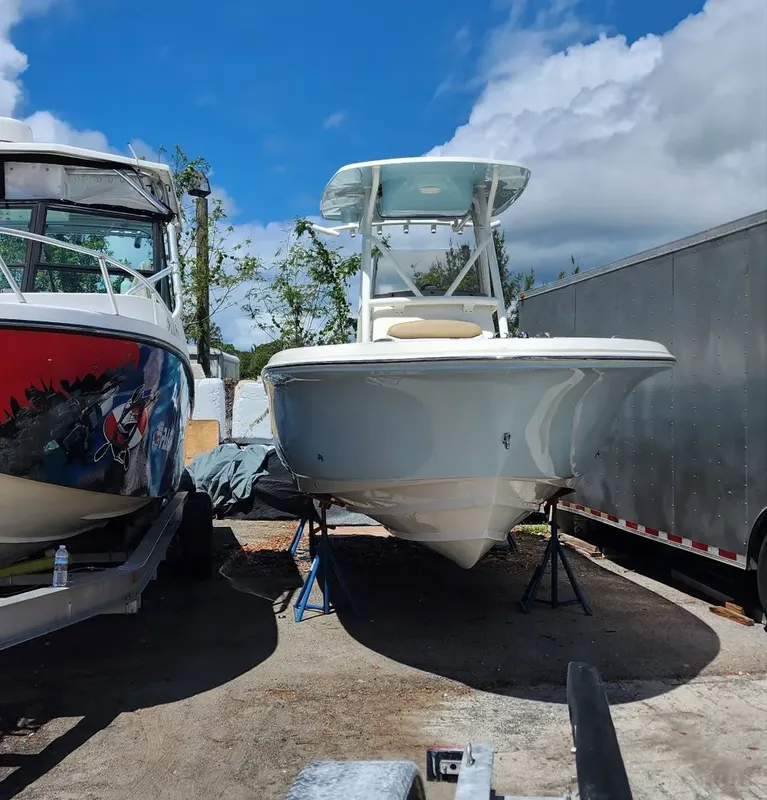 deux bateaux à moteur sur remorques et supports à terre