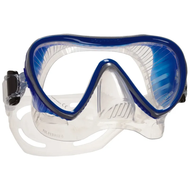 Masque de plongée bleu et blanc sur fond blanc clair