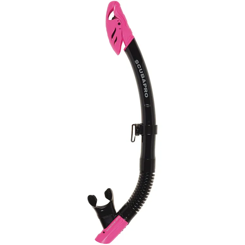 Un tuba noir et rose de la marque Scubapro sur fond blanc