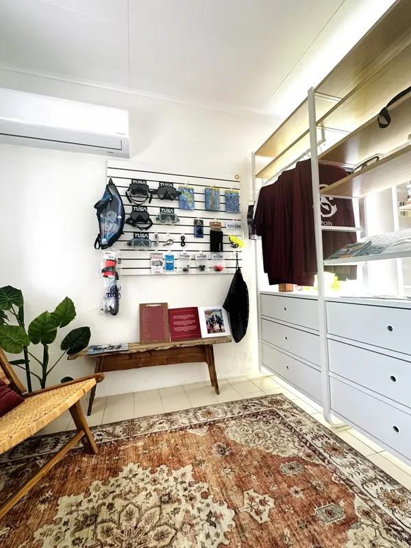 Intérieur d'un centre de plongée avec équipement et décoration intérieure