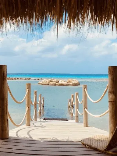 Vue sur la mer turquoise avec un ponton en bois et cordes