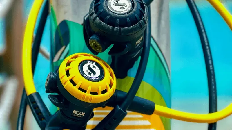 Detendeur de plongée Scubapro jaune et noir, équipement technique