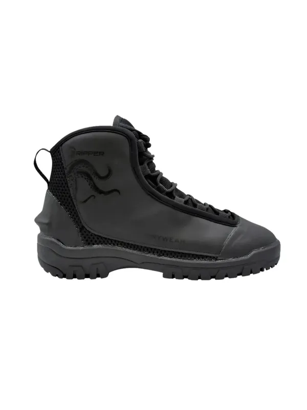 Chaussures de plongée noires, semelle épaisse, vue de profil sur fond blanc