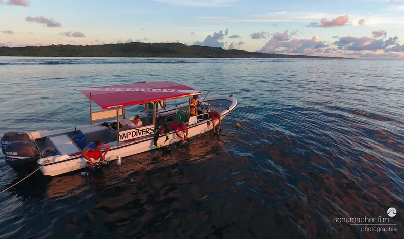 Bateau de plongée avec des plongeurs préparant leur matériel en mer