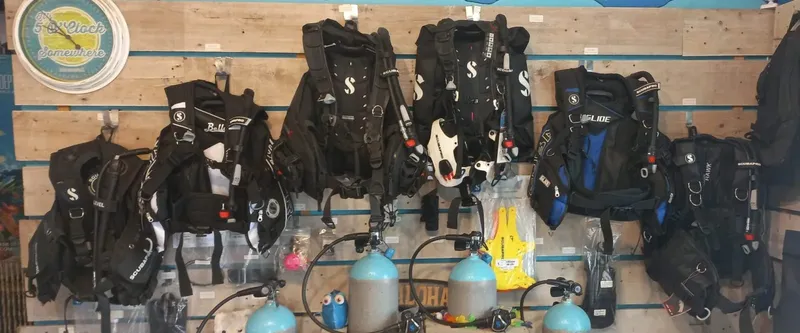 Rangée d'équipements de plongée complets accrochés à un mur en bois