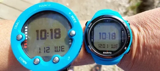 Deux montres de plongée Suunto sur le poignet d'une personne
