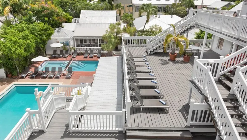 Piscines et terrasses en bois d'un complexe hôtelier ensoleillé