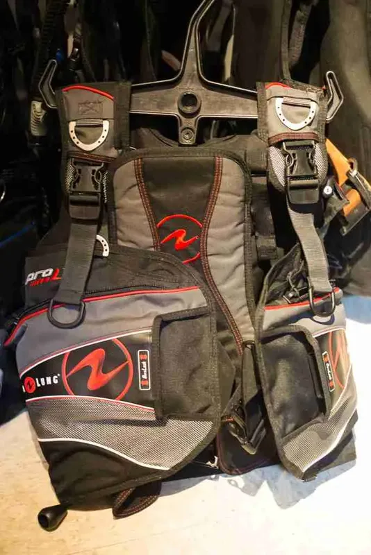 Gilet de plongée noir et rouge suspendu prêt à l'utilisation