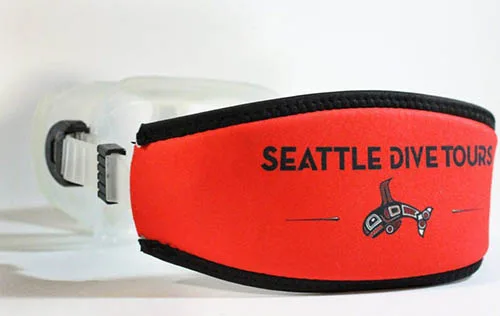 Housse de bouteille rouge avec logo et illustration d'une orque