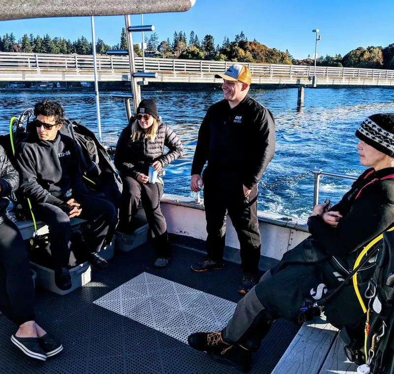 Plongée : groupe de personnes équipées sur un bateau en mer