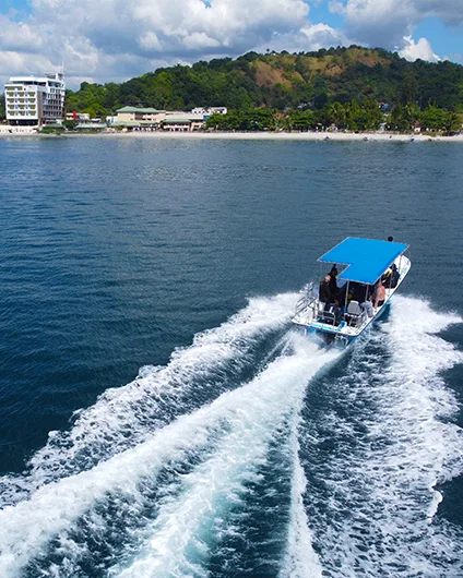 Bateau de plongée navigue sur une mer bleue avec des passagers