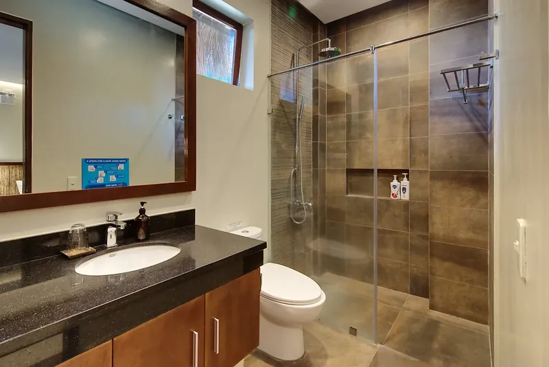 Salle de bain propre avec douche à l'italienne et lavabo moderne