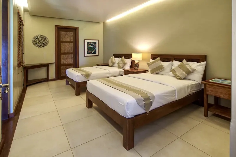 Chambre d'hôtel avec deux lits simples, décoration sobre et lumineuse