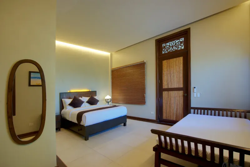 Chambre d'hôtel avec lit double, décoration sobre et éclairage chaleureux