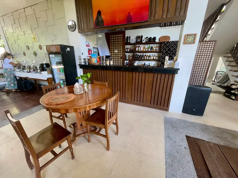 Intérieur d'un espace détente avec tables, bar et quelques personnes