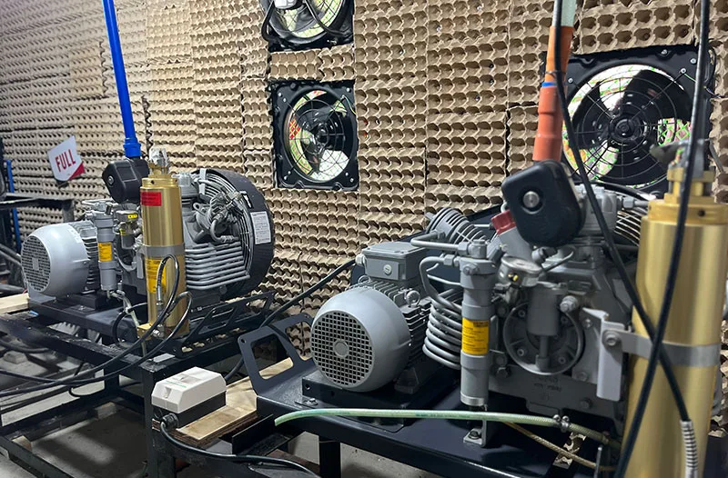 Compresseurs de plongée industriels dans un local technique bien ventilé