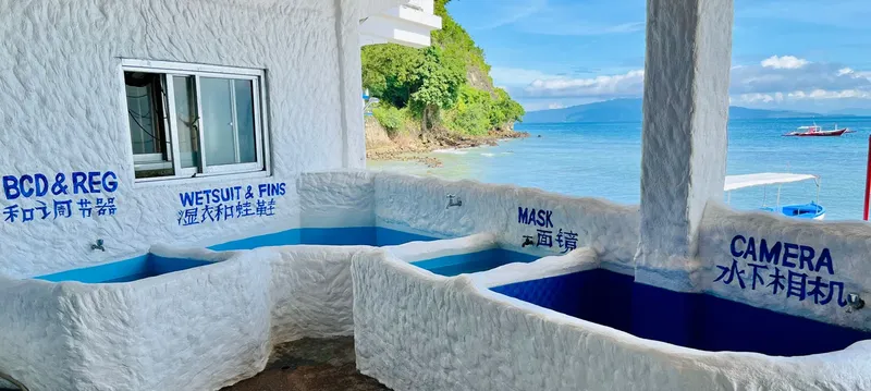 Bacs de rinçage pour matériel de plongée avec vue sur mer
