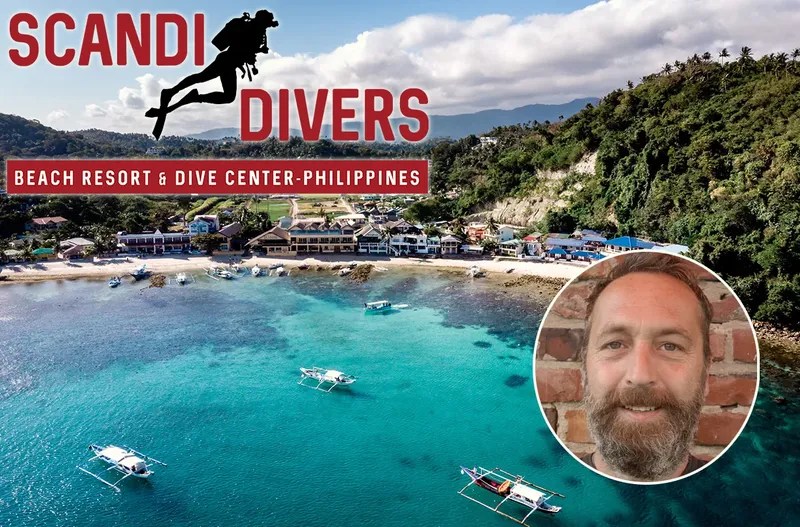 Vue aérienne d'une plage avec des bateaux et un portrait d'homme