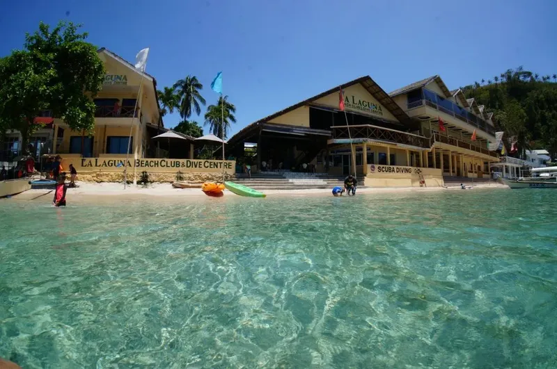 Vue d'un centre de plongée sur une plage ensoleillée avec des personnes